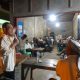 Warga Panompuan Jae, Kecamatan Angkola Timur, bersama Gus Irawan Pasaribu di sela kegiatan silaturahmi 'Mangopi'