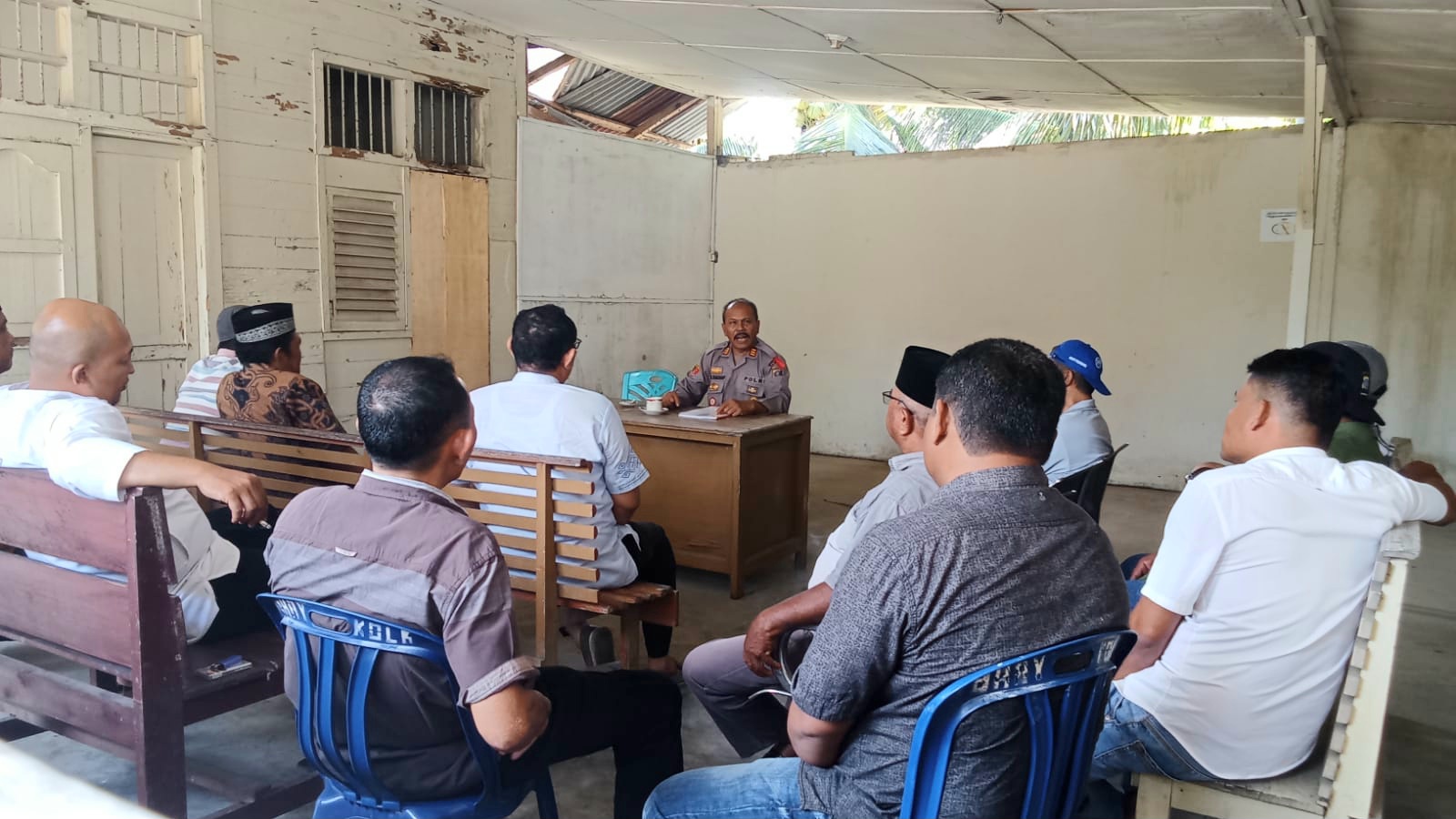 Kapolsek Batang Angkola, AKP Arma Ginda Harahap, saat menggelar rapat koordinasi bersama 15 Lurah/Kades di wilayah hukumnya dalam rangka ciptakan Pilkada yang aman, damai, lancar, dan kondusif