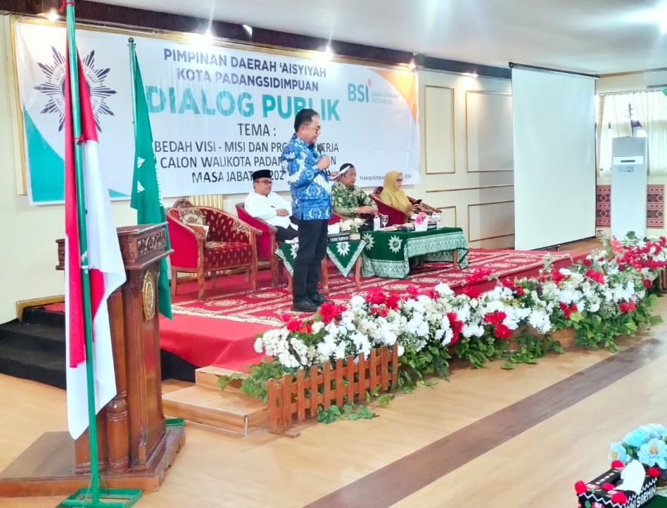 Hapendi Harahap saat menyampaikan visi-misi Paslon Wali Kota dan Wakil Wali Kota No.3, khususnya keterlibatan wanita dalam pembangunan Kota di sela dialog publik yang digelar Pimpinan Daerah 'Aisyiyah Padangsidimpuan