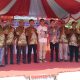 Ketua DPD Pujakesuma Tapsel, Ismadi, dan lainnya usai menyerahkan cinderamata berupa blangkon dan pakaian batik adat Jawa sebagai simbol kebersamaan dalam mewujudkan visi Tapsel yang maju dan berkarakter unggul ke Paslon Bupati dan Wakil Bupati No.1, Gus Irawan Pasaribu dan Jafar Syahbuddin Ritonga (BAGUSI)