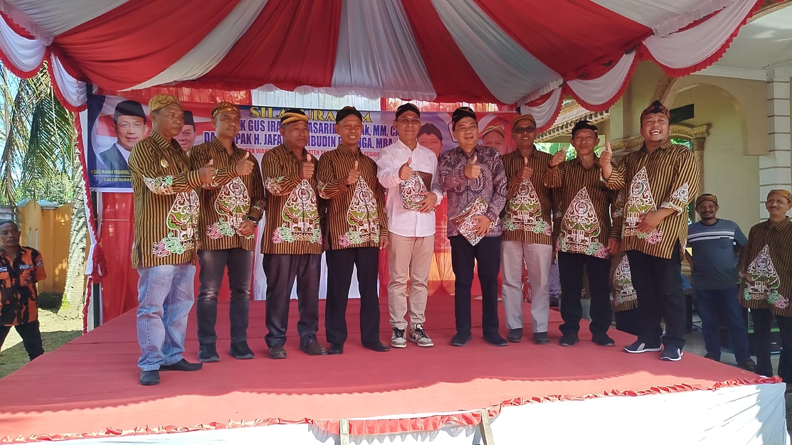 Ketua DPD Pujakesuma Tapsel, Ismadi, dan lainnya usai menyerahkan cinderamata berupa blangkon dan pakaian batik adat Jawa sebagai simbol kebersamaan dalam mewujudkan visi Tapsel yang maju dan berkarakter unggul ke Paslon Bupati dan Wakil Bupati No.1, Gus Irawan Pasaribu dan Jafar Syahbuddin Ritonga (BAGUSI)