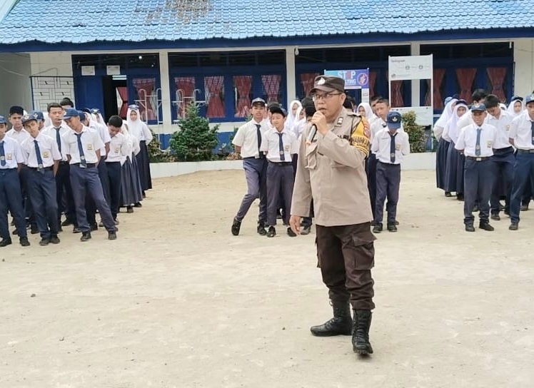 Bhabinkamtibmas Polsek Sipirok, Aiptu Anwar Sadat Harahap, saat memberikan sosialisasi anti narkoba dalam kegiatan bertajuk, Police Goes to School di SMP Negeri 1 Angkola Timur