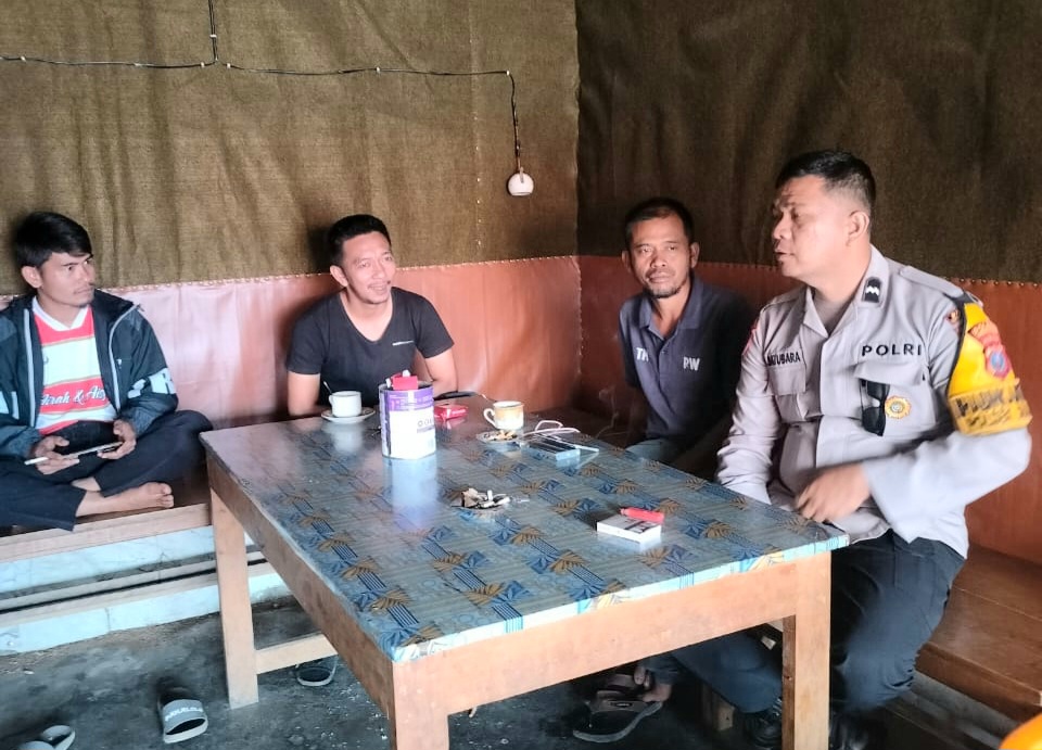 Bhabinkamtibmas Polsek SD Hole, Aipda Ricky Batubara, saat menyambangi Desa binaan di Desa Gorahut, Kecamatan Aek bilah, Kabupaten Tapanuli Selatan, dalam rangka Patroli dialogis guna mencegah gangguan Kamtibmas di wilayah hukumnya