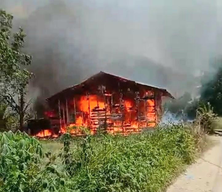Satu unit Rumah semi permanen di Lingkungan I Aek Gareder, Kelurahan Pijorkoling, Kecamatan Padangsidimpuan Tenggara, ludes terbakar