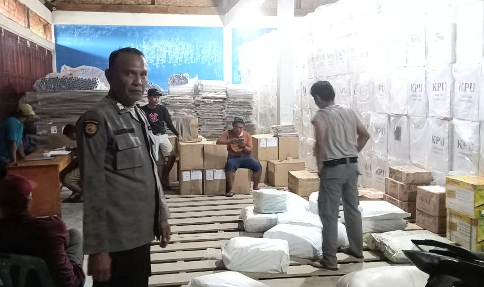 Personel Polres Tapsel saat melakukan pengawalan dan pengamanan saat logistik Pilkada Tapsel tibad di Gudang Logistik KPU