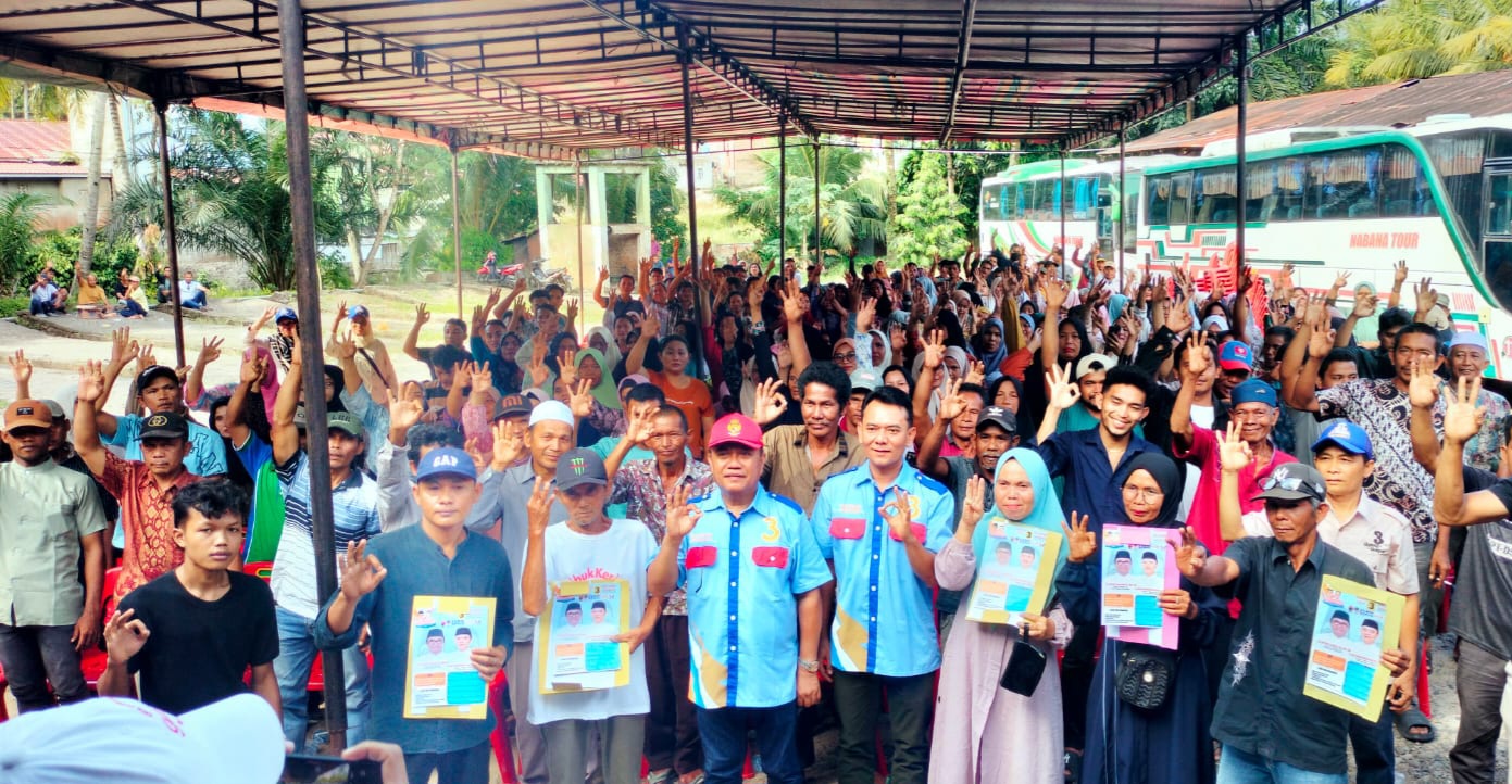 Paslon Wali Kota dan Wakil Wali Kota Padangsidimpuan No.3, Hapendi-Gempar, bersama 500-an Tim Pemenangan Kecamatan Padangsidimpuan Tenggara, kompak mengacungkan salam tiga jari