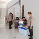 Dua orang personel Polres Tapsel dibantu petugas Keamanan Dalam (Kamdal) saat bertugas melakukan pengamanan di Gudang Logistik KPU Paluta