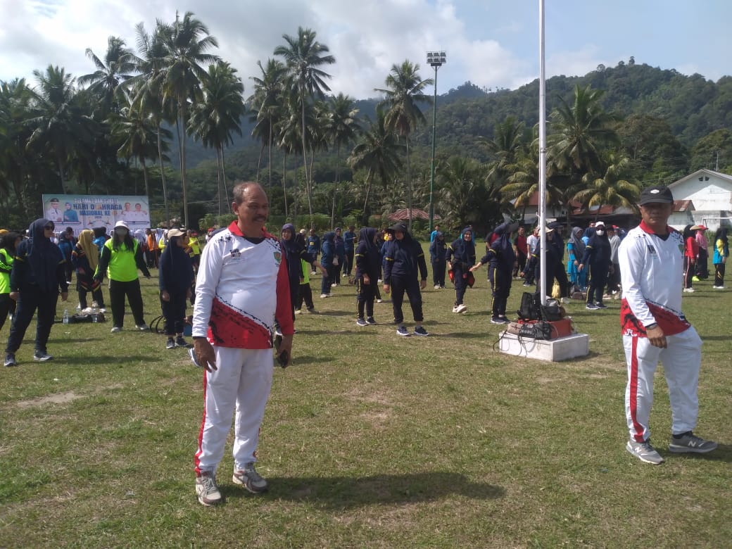Kapolsek Batang Angkola, AKP Arma Ginda Harahap, saat mengikuti senam massal bersama antar OPD dan Kecamatan Tuan Rumah dalam rangka memperingati Haornas ke-41 tingkat Kabupaten Tapsel