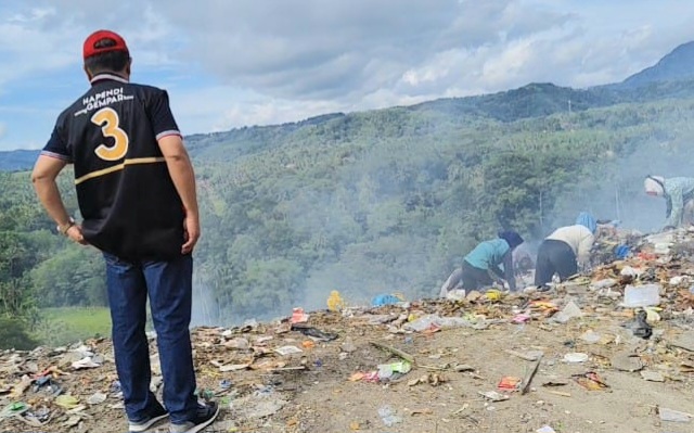 Calon Wali Kota No.3, Hapendi Harahap, saat meninjau TPA Batu Bola sekaligus menampung keluhan dan aspirasi masyarakat di sana agar ke depan bersama Gempar Nauli Hamonangan Nasution, bisa menangani persoalan sampah di Kota Padangsidimpuan