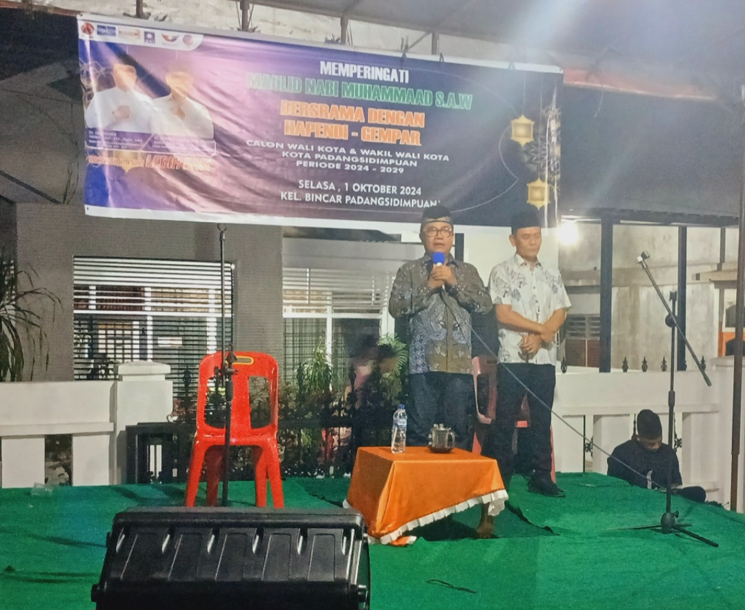 Calon Wali Kota nomor urut 3, Hapendi Harahap, didampingi calon Wakil Wali Kota, Gempar Nauli Hamonangan Nasution, saat memberi sambutan pada peringatan Maulid Nabi Muhammad SAW 1446 Hijriah di Lingkungan V Rambin, Kelurahan Bincar, Kota Padangsidimpuan