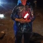 Di bawah guyuran hujan deras, genangan air, dan longsoran dekat Aek Latong, Kasat Lantas Polres Tapsel, AKP Danil Saragih, melaporkan secara langsung kondisi terkini kawasan sekitar Batu Jomba