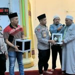 Kapolres Padangsidimpuan, AKBP Dr Wira Prayatna, menyerahkan bantuan berupa kotak infak ke Pengurus BKM Masjid Syech Islam Maulana yang beberapa waktu lalu dirusak oleh maling