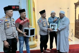 Usai Salat Magrib Berjamaah, Kapolres Padangsidimpuan Ganti Kotak Infak di Masjid yang Dirusak Maling