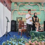 Gempar Nauli Hamonangan Nasution, didampingi istri tercinta, dr Irma Suluwanti Harahap, saat memberi sambutan pada peringatan Maulid Nabi Muhammad SAW 1446 Hijriah di Majelis Taklim Al Mahabbah