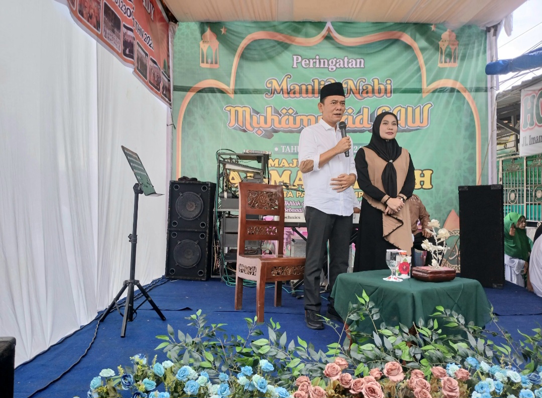 Gempar Nauli Hamonangan Nasution, didampingi istri tercinta, dr Irma Suluwanti Harahap, saat memberi sambutan pada peringatan Maulid Nabi Muhammad SAW 1446 Hijriah di Majelis Taklim Al Mahabbah