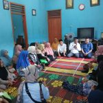 Calon Wali Kota Padangsidimpuan nomor urut 3, Dr Hapendi Harahap, didampingi calon Wakil Wali Kota, Gempar Nauli Hamonangan Nasution, dan anggota DPRD terpilih, Erwin Nasution, saat memberi sambutan ke ibu-ibu pengajian Nusa Indah