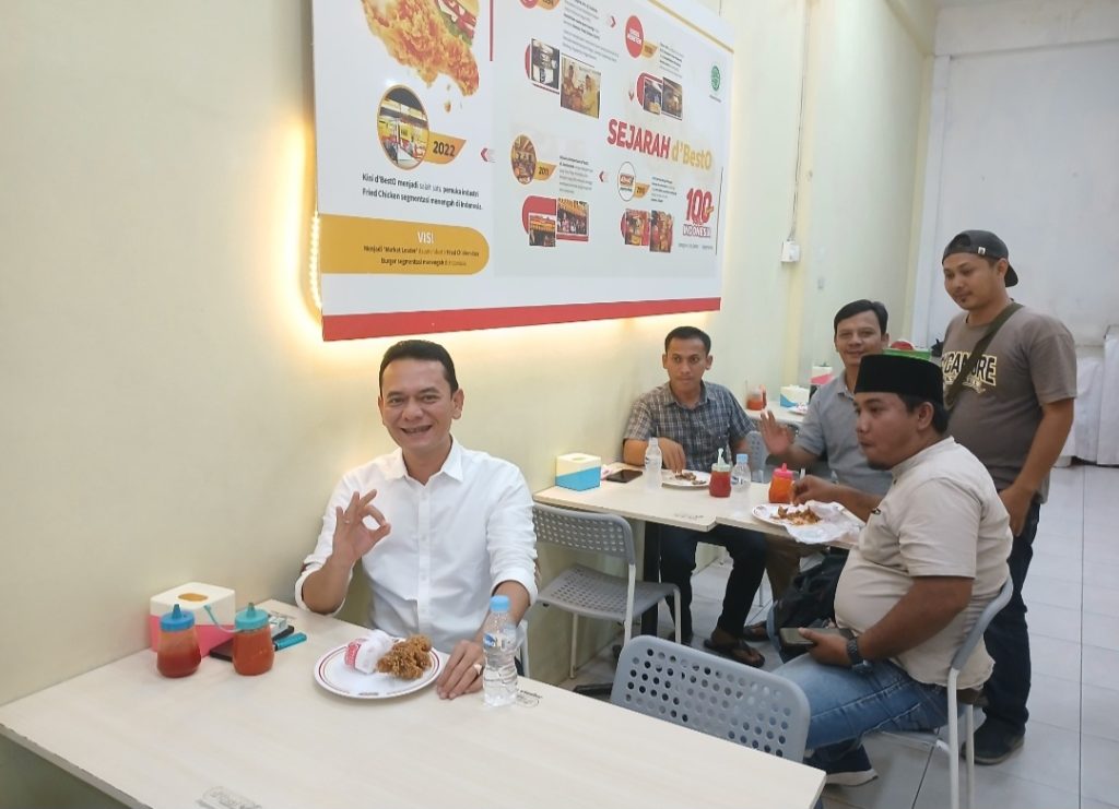 Stimulus Geliat UMKM, Bang Gempar Traktir Tim Media Makan di Warung D’Besto