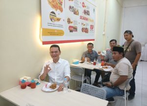 Stimulus Geliat UMKM, Bang Gempar Traktir Tim Media Makan di Warung D’Besto