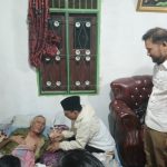 Sosok pemimpin yang merakyat dan mengayomi, calon Bupati Tapsel No.1, Gus Irawan Pasaribu, saat menyulagi 'Songgot-songgot' kepada Gustaf Simangunsong dan istrinya, yang terbaring sakit agar segera sembuh dan beberapa waktu lalu Rumahnya juga terbakar