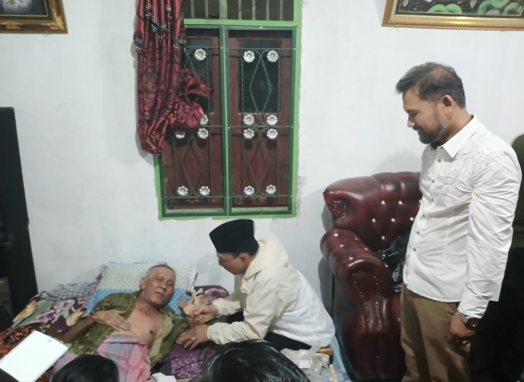 Sosok pemimpin yang merakyat dan mengayomi, calon Bupati Tapsel No.1, Gus Irawan Pasaribu, saat menyulagi 'Songgot-songgot' kepada Gustaf Simangunsong dan istrinya, yang terbaring sakit agar segera sembuh dan beberapa waktu lalu Rumahnya juga terbakar