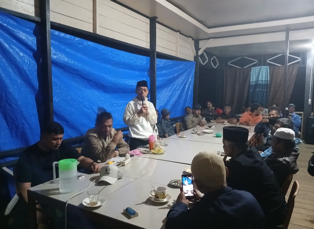 Calon Bupati Tapsel No.1, Gus Irawan Pasaribu, saat menanggapi berbagai keluhan dan aspirasi masyarakat 4 Desa di Kecamatan Angkola Barat