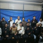 Calon Bupati Tapsel No.1, Gus Irawan Pasaribu, berfoto bersama masyarakat 4 Desa di Kecamatan Angkola Barat, usai menggelar silaturahmi dan ngopi bareng