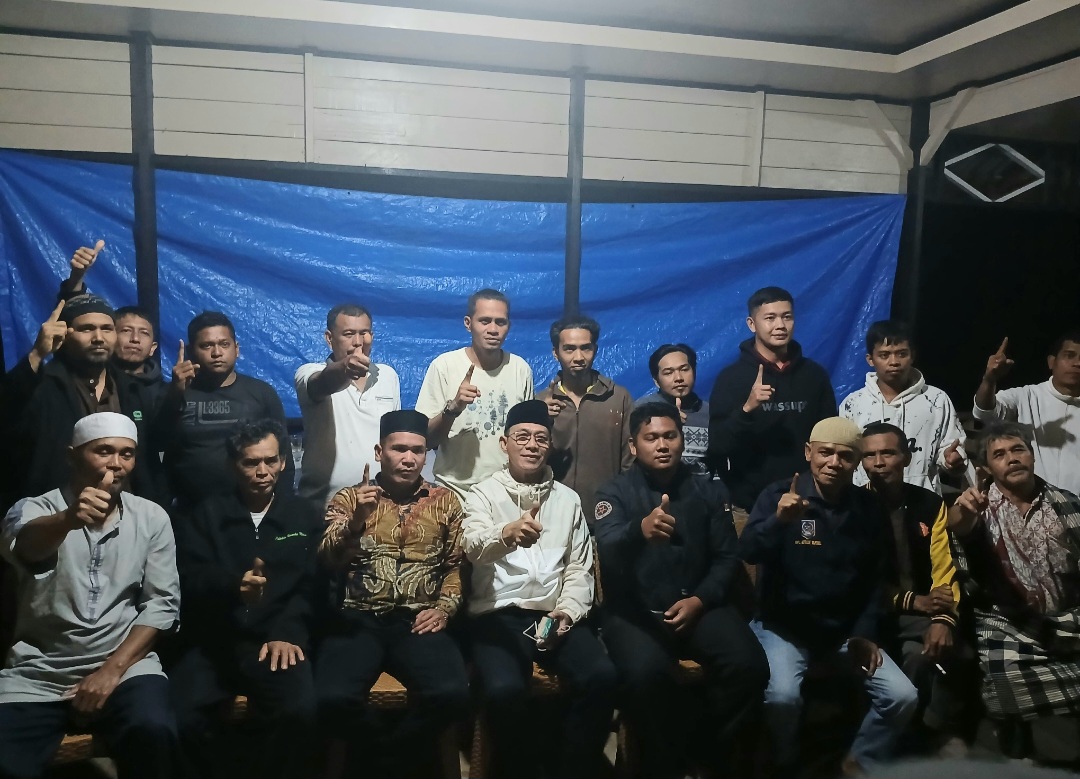 Calon Bupati Tapsel No.1, Gus Irawan Pasaribu, berfoto bersama masyarakat 4 Desa di Kecamatan Angkola Barat, usai menggelar silaturahmi dan ngopi bareng