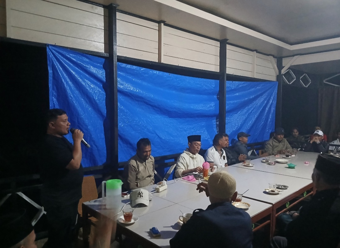 Ketua DPC Partai Gerindra Tapsel yang juga Wakil Ketua DPRD sementara, Abdul Basith Dalimunthe, memberi sambutan saat mendampingi calon Bupati No.1, Gus Irawan Pasaribu, silaturahmi dan ngopi bareng bersama warga 4 Desa di Kecamatan Angkola Barat