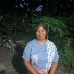 Dermina Br Simangunsong, anak dari pemilik Rumah yang terbakar di Desa Huta Pardomuan, Kecamatan Sayur Matinggi, saat menceritakan sosok Gus Irawan Pasaribu, calon Bupati Tapsel No.1 ke wartawan usai dikunjunginya