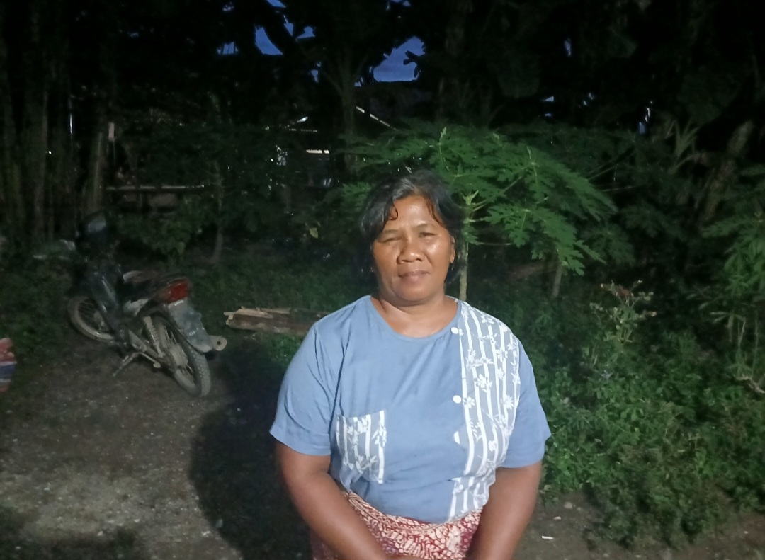 Dermina Br Simangunsong, anak dari pemilik Rumah yang terbakar di Desa Huta Pardomuan, Kecamatan Sayur Matinggi, saat menceritakan sosok Gus Irawan Pasaribu, calon Bupati Tapsel No.1 ke wartawan usai dikunjunginya