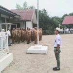 Bhabinkamtibmas Polsek Batang Angkola, Aiptu Ahmad Ridoan Nasution, menyampaikan sosialisasi bahaya narkoba ke pelajar saat jadi Irup di SMAN 1 Angkola Selatan