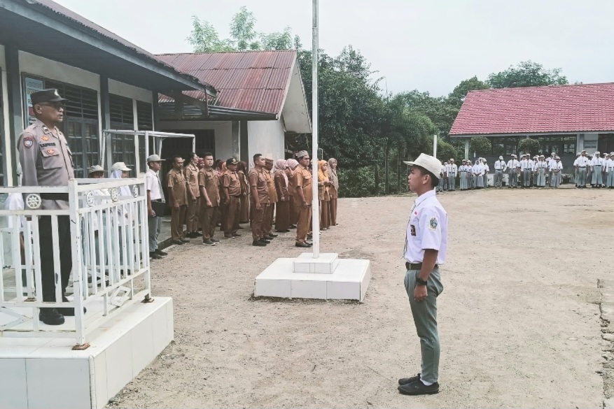Bhabinkamtibmas Polsek Batang Angkola, Aiptu Ahmad Ridoan Nasution, menyampaikan sosialisasi bahaya narkoba ke pelajar saat jadi Irup di SMAN 1 Angkola Selatan