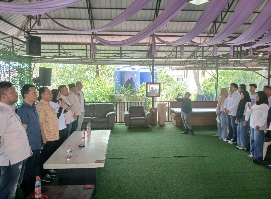 Ketua DPC Projo Muda Padangsidimpuan, Nita Sari Nasution, saat membacakan deklarasi dukungan ke Paslon Wali Kota dan Wakil Wali Kota No.3, Hapendi-Gempar