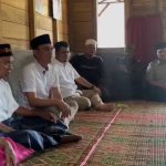 Calon Bupati Tapsel No.1, Gus Irawan Pasaribu, didampingi Sekretaris Tim Pemenangan BAGUSI Tapsel, Abdul Basith Dalimunthe, Ketua Tim Pemenangan BAGUSI Kecamatan Batang Toru, Rocky AP Gultom, serta Wakil Ketua, Zulkarnaen Dalimunthe, saat silaturahmi sekaligus menjenguk Baginda Parlaungan Siregar yang sedang sakit