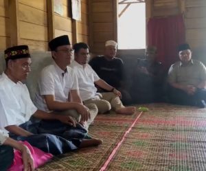 Peduli, Gus Irawan Blusukan dan Bantu Hatobangon yang Sakit di Batang Toru