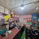 Kanit Tipikor Sat Reskrim Polres Tapsel, Ipda Saad Mardian Harahap, bersama Kasiwas, AKP Ismaya, saat memberi arahan ke masyarakat di sela gerakan Kapolres Jelajah Huta