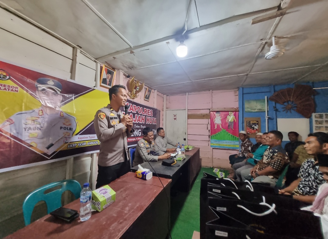 Kanit Tipikor Sat Reskrim Polres Tapsel, Ipda Saad Mardian Harahap, bersama Kasiwas, AKP Ismaya, saat memberi arahan ke masyarakat di sela gerakan Kapolres Jelajah Huta
