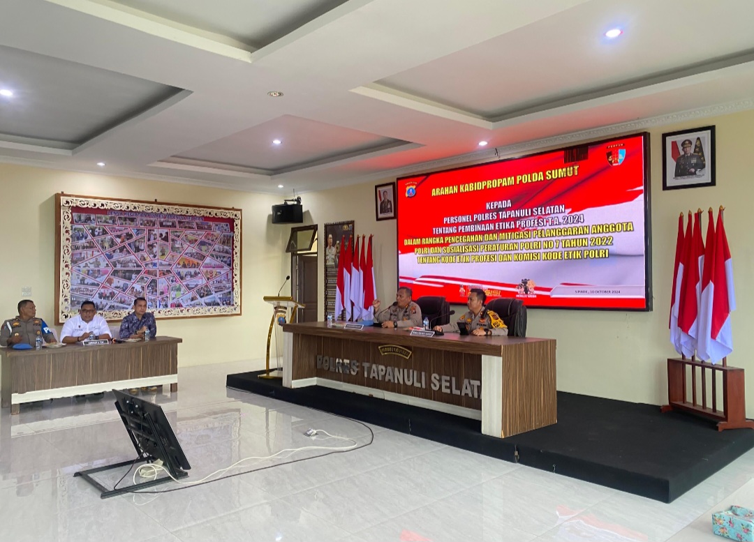 Kasubbidwaprof Bid Propam Poldasu, AKBP Bravo Asena SM Siahaan, didampingi Waka Polres, Kompol Rapi Pinakri, saat memberi arahan di sela pembinaan etika profesi Polri TA 2024 di Aula Mako Polres Tapsel