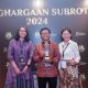 Wakil Presiden Direktur PT AR, Ruli Tanio (tengah), beserta Direktur Hubungan Eksternal PT AR, Sanny Tjan (kiri), dan Senior Manager Community PT AR, Christine Pepah (kanan), berfoto bersama usai menerima penghargaan Subroto 2024 di Jakarta