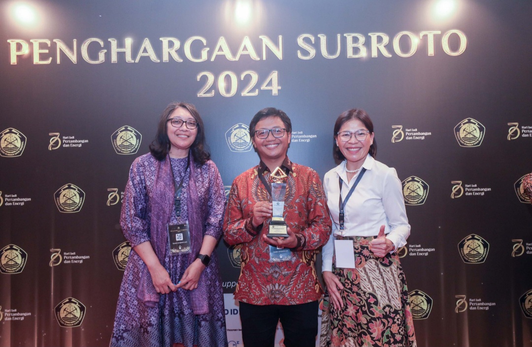 Wakil Presiden Direktur PT AR, Ruli Tanio (tengah), beserta Direktur Hubungan Eksternal PT AR, Sanny Tjan (kiri), dan Senior Manager Community PT AR, Christine Pepah (kanan), berfoto bersama usai menerima penghargaan Subroto 2024 di Jakarta