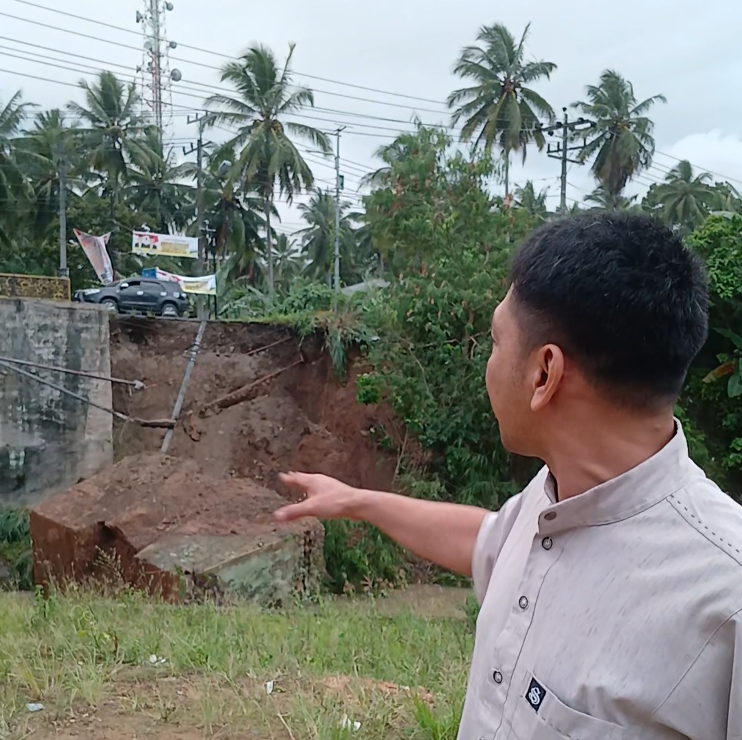 M Asandi Lubis, warga sekitar jembatan Sihitang, Kecamatan Padangsidimpuan Tenggara, Kota Padangsidimpuan, saat menceritakan detik-detik dinding penahan longsor yang terdengar seperti gempa