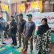 Kasat Intelkam Polres Tapsel, Iptu Oloan Lubis, saat menyerahkan souvenir ke masyarakat di sela gerakan Kapolres Jelajah Huta