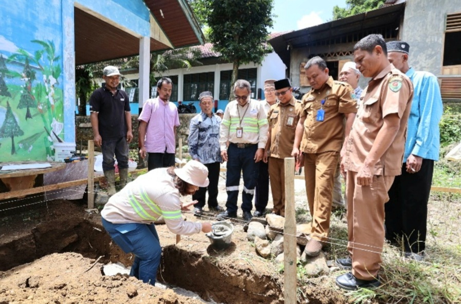 Community Development Manager PT AR, Rohani Simbolon, disaksikan perwakilan Kepala Cabang Dinas Pendidikan Wilayah XI, Mangatas Siregar, bersama Kepala SMAN 1 Angkola Barat, Salamat Siregar, Camat Angkola Barat, M Thohir Pasaribu, Ketua Komite SMAN 1 Angkola Barat, Parlauangan Hutasuhut, saat meletakkan batu pertama sebagai tanda dimulainya pembangunan RKB di SMAN 1 Angkola Barat