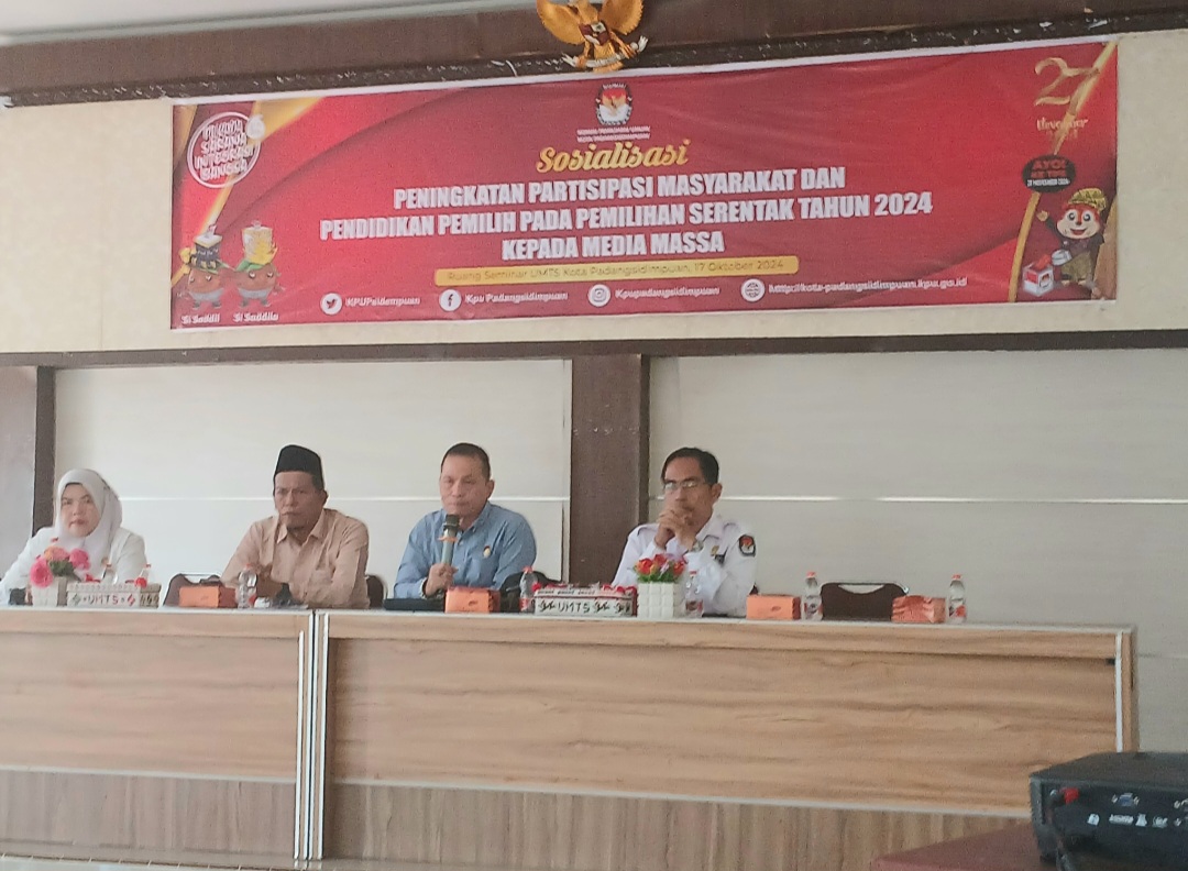 Ketua KPU Padangsidimpuan, Tagor Dumora Lubis, didampingi Komisoner KPU Padangsidimpuan Divisi Sosialisasi, Pendidikan Pemilih, dan Partisipasi Masyarakat serta Sumber Daya Manusia, Parlagutan Harahap, dan Komisioner KPU Padangsidimpuan dari Divisi Perencanaan, Data dan Informasi, Usman Riharmol Siskandra Siregar, menjawab pertanyaan salah satu insan pers di sela sosialisasi peningkatan partisipasi masyarakat dan pendidikan pemilih pada Pilkada serentak 2024