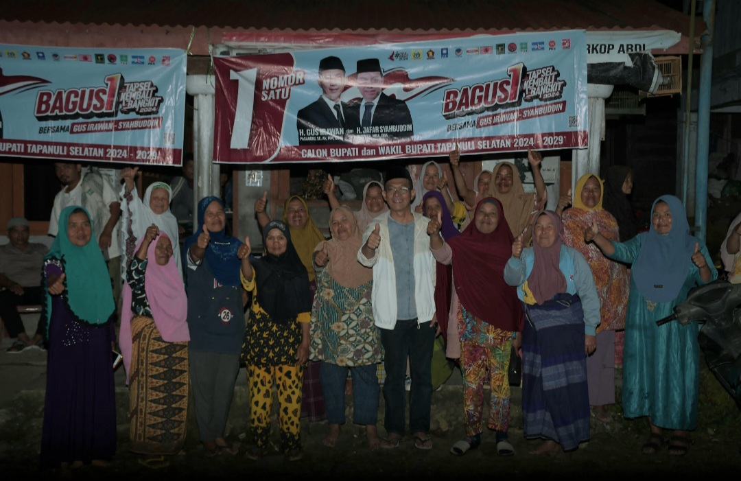 Calon Bupati Tapsel No.1, Gus Irawan Pasaribu, berfoto seraya mengacungkan jempol tanda siap menangkan nomor satu bersama kaum ibu usai menerima keluh kesah mereka yang berasal dari 3 Desa di Kecamatan Angkola Timur