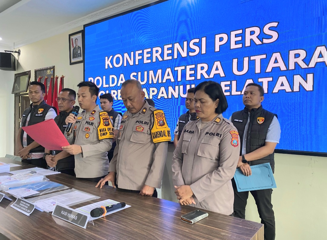 Waka Polres Tapsel, Kompol Rapi Pinakri, didampingi Kabag Ops, Kompol Abdi Abdillah, Kasat Reskrim, Iptu Agus Purnomo, Kasi Humas, AKP Maria Marpaung, dan Kanit Tipidkor, Ipda Saad Mahardian Harahap, memaparkan perkembangan kasus penyalahgunaan 10 Ton solar bersubsidi