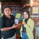 Dessy Ashari (kiri) didampingi Herlina Saputri Simanjuntak (kanan) saat menunjukkan Dumas mereka ke Polres Padangsidimpuan atas dugaan pencemaran nama baik