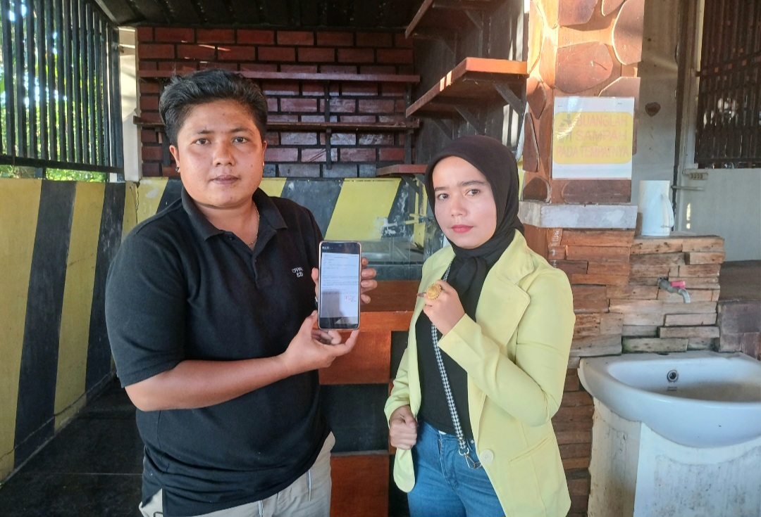 Dessy Ashari (kiri) didampingi Herlina Saputri Simanjuntak (kanan) saat menunjukkan Dumas mereka ke Polres Padangsidimpuan atas dugaan pencemaran nama baik