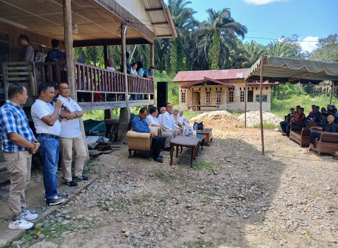 Anggota DPRD Tapsel masing-masing, Baginda Pulungan (tengah), Haris Yani Tambunan (kanan), dan Nopedi Zega (kiri), saat memberi sambutan di sela acara temu ramah sekaligus silaturahmi antara Paslon Bupati dan Wakil Bupati Tapsel No.1, Gus Irawan Pasaribu, dan Jafar Syahbuddin Ritonga (BAGUSI) di Kecamatan Angkola Selatan