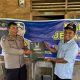 KBO Sat Binmas Polres Tapsel, Iptu Bangun Siregar, saat menyerahkan souvenir ke perwakilan masyarakat di sela gerakan Kapolres Jelajah Huta